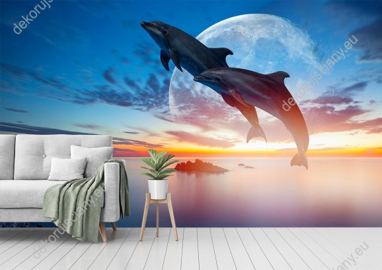 Wizualizacja fototapety, delfiny skaczące nad oceanem, na tle zachodzącego słońca i delikatnego księżyca w pełni. Fototapeta do pokoju dziennego, dziecięcego, młodzieżowego, sypialni, salonu, biura.