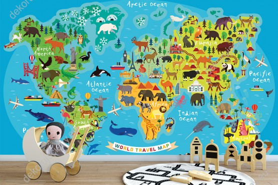 Wizualizacja fototapety do pokoju dziecięcego przedstawiająca kolorową mapę świata z różnymi zwierzętami i charakterystycznymi elementami różnych krajów, na błękitnym tle mórz i oceanów.
