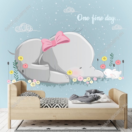 Wizualizacja fototapety do pokoju dziecięcego ze słodkim słoniem i króliczkiem śpiącymi na kwiatowej łące, na delikatnym niebieskim tle.