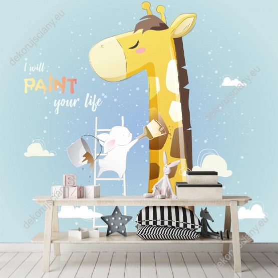 Wizualizacja fototapety do pokoju dziecięcego przedstawiająca królika na drabinie malującego farbami żyrafę, na tle nieba i chmur.