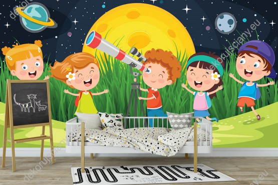 Wizualizacja fototapety do pokoju dziecięcego przedstawiająca dzieci obserwujące kosmos przez teleskop.