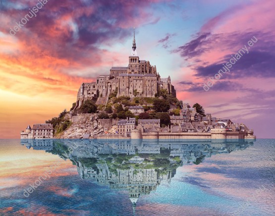 Wzornik fototapety do pokoju dziennego, dziecięcego, młodzieżowego, sypialni, salonu, biura. Fototapeta przedstawia piękny widok na Wzgórze Świętego Michała (Mont Saint-Michel) odbijające się w wodzie, w pięknych barwach zachodzącego słońca.