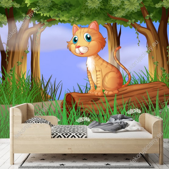 Wizualizacja fototapety do pokoju dziecięcego z rudym kotem siedzącym na pniu w cieniu leśnych drzew.