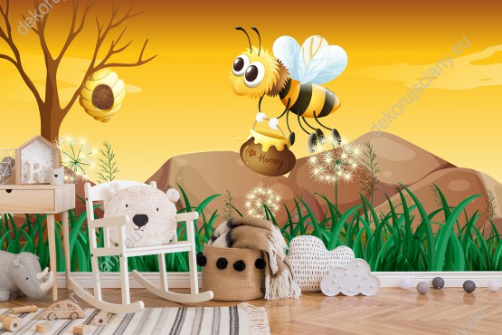 Wizualizacja fototapety do pokoju dziecięcego przedstawiająca pracowitą pszczołę niosąca miód do ula, na tle nieba zabarwionego na złoto.