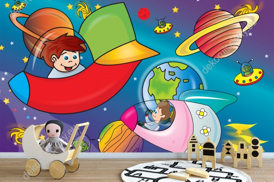 Wizualizacja fototapety do pokoju dziecięcego z motywem kosmosu, przedstawiająca dzieci lecące rakietami, planety i ufoludki.