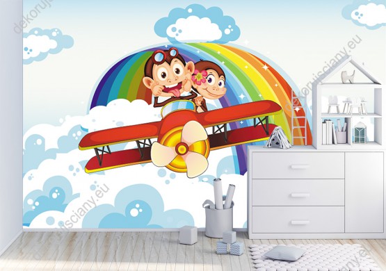 Wizualizacja fototapety do pokoju dziecięcego przedstawiające małpy lecące samolotem wśród chmur i kolorową tęczę na niebie.