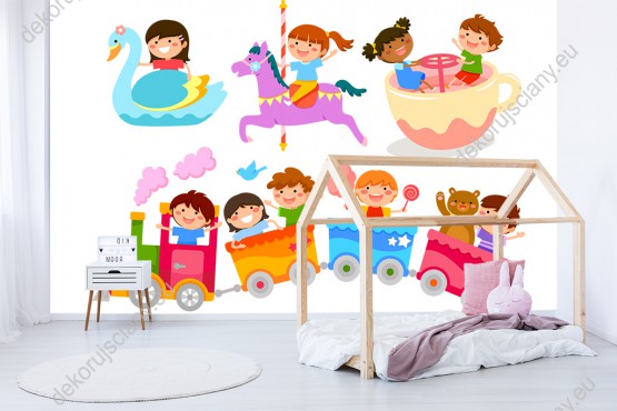 Wizualizacja fototapety do pokoju dziecięcego przedstawia szczęśliwe dzieci bawiące się na karuzelach w wesołym miasteczku.