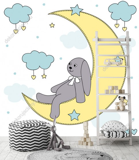 Wizualizacja fototapety do pokoju dziecięcego z szarym królikiem na księżycu i obłoki na białym tle.