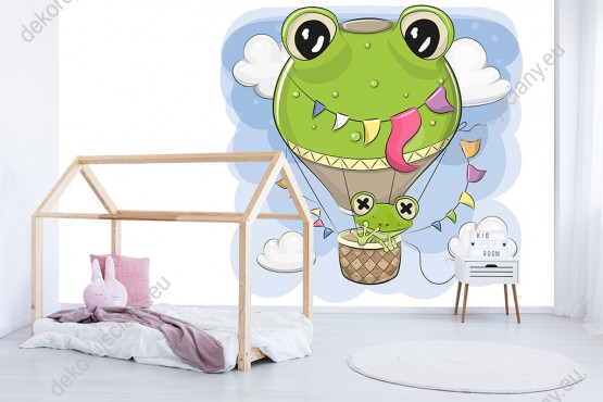Wizualizacja fototapety  do pokoju dziecięcego z uroczą żabką lecącą po niebie zielonym balonem na gorące powietrze.