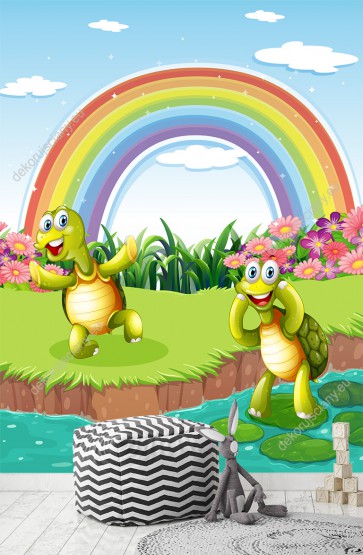 Wizualizacja fototapety do pokoju dziecięcego z zabawnymi żółwiami nad stawem i kolorową tęczą.