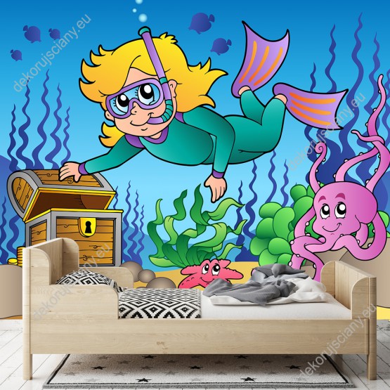 Wizualizacja fototapety do pokoju dziecięcego z dziewczynką nurkującą w morzu, która znalazła skrzynię skarbów.