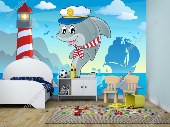 Wizualizacja fototapety do pokoju dziecięcego ze skaczącym delfinem w marynarskiej czapce, na tle statku i latarni morskiej.