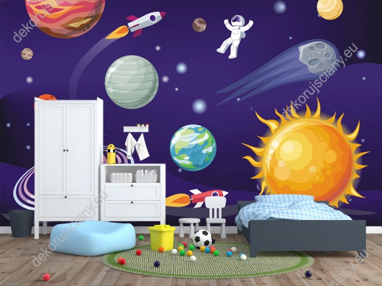 Wizualizacja fototapety do pokoju dziecięcego z motywem kosmosu. Fototapeta przedstawia kolorowe planety, astronautę i rakiety w przestrzeni kosmicznej.