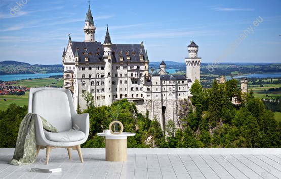 Wizualizacja fototapety z widokiem na biały zamek Neuschwanstein w Niemczech, na tle błękitnego nieba. Fototapeta do pokoju dziennego, sypialni, salonu, biura, gabinetu, przedpokoju i jadalni.