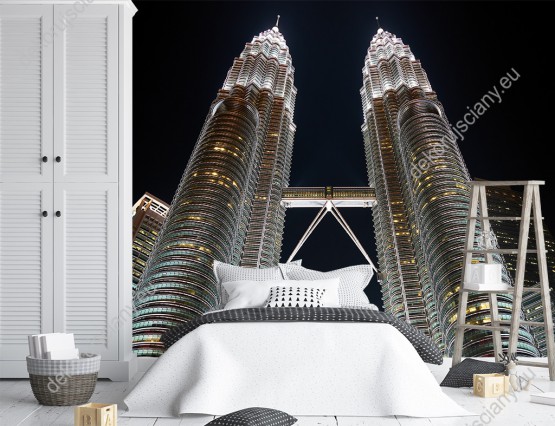 Wizualizacja fototapety z widokiem na nowoczesne, bliźniacze wieże w nocnej scenerii, w Malezji. Fototapeta do pokoju dziennego, sypialni, salonu, biura, gabinetu, przedpokoju i jadalni.