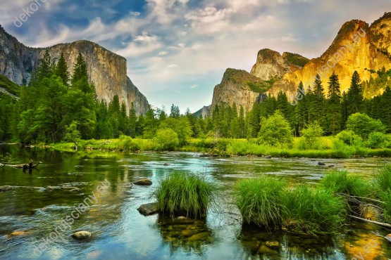 Wzornik obrazu z widokiem na kalifornijskie góry, rzekę i wiosenny las. Obraz do pokoju dziennego, sypialni, salonu, gabinetu, biura, przedpokoju i jadalni.