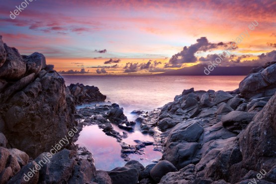 Wzornik obrazu z widokiem na skaliste wybrzeże o zachodzie słońca w Maui. Obraz do pokoju dziennego, sypialni, salonu, gabinetu, biura, przedpokoju i jadalni.