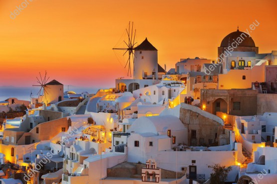 Wzornik obrazu z widokiem na miasto w Grecji o zachodzie słońca. Budynki mają charakterystyczną zabudową śródziemnomorską. Obraz do salonu, sypialni, pokoju dziennego, gabinetu, biura, przedpokoju.