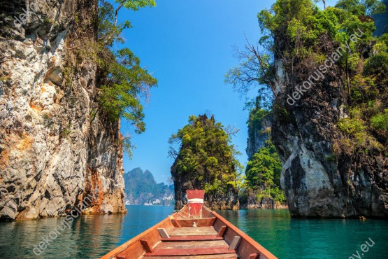 Wzornik obrazu przedstawia wycieczkę łodzią przez wody malowniczej Tajlandii. Obraz do pokoju dziennego, sypialni, salonu, gabinetu, biura, przedpokoju i jadalni.