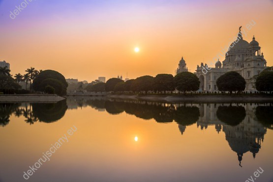 Wzornik obrazu przedstawia zabytkowy pomnik ku czci królowej Wiktorii, Victoria Memorial oraz muzeum o zachodzie słońca w Indiach. Obraz do pokoju dziennego, sypialni, salonu, biura, gabinetu, przedpokoju i jadalni.