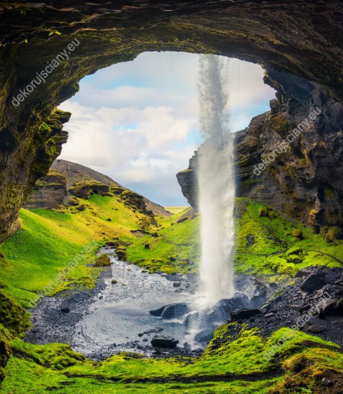 Wzornik obrazu z widokiem na krajobraz zielonej doliny, wodospadu i skał na Islandii. Obraz do pokoju dziennego, sypialni, salonu, gabinetu, biura, przedpokoju i jadalni.