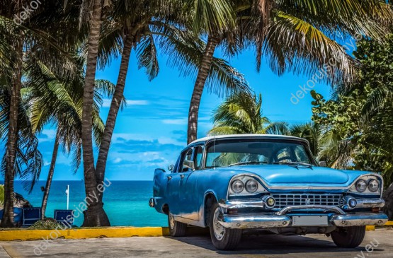 Wzornik obrazu z widokiem na amerykański, niebieski samochód retro zaparkowany przy plaży na Kubie. Obraz do pokoju młodzieżowego, salonu, sypialni, pokoju dziennego,, biura, gabinetu przedpokoju.