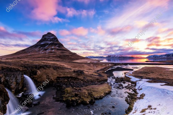 Wzornik obrazu z malowniczym widokiem na wschód słońca w górskim klimacie Islandii. Obraz do pokoju dziennego, salonu, sypialni, gabinetu, biura, przedpokoju i jadalni.