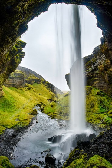 Wzornik obrazu z widokiem na krajobraz zielonej doliny, wodospadu i skał na Islandii. Obraz do pokoju dziennego, sypialni, salonu, gabinetu, biura, przedpokoju i jadalni.