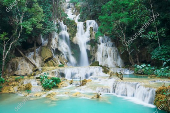 Wzornik obrazu z widokiem wodospadu, gór i zielonego lasu w Laos. Obraz do pokoju dziennego, sypialni, biura, salonu, pokoju młodzieżowego.