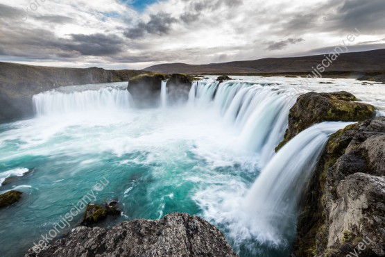 Wzornik obrazu z widokiem Wodospadu Bogów z lazurową wodą na Islandii. Obraz do pokoju dziennego, sypialni, salonu, gabinetu, biura, przedpokoju i jadalni.