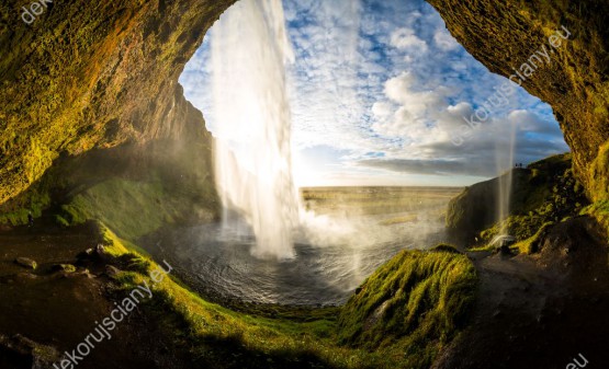 Wzornik obrazu z widokiem na wodospad spadający ze skał, a w tle pogodne niebo w Islandii. Obraz do pokoju dziennego, salonu, sypialni, gabinetu, biura, przedpokoju i jadalni.