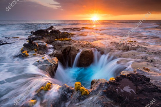 Wzornik obrazu z widokiem na cudowny krajobraz zachodzącego słońca nad Basenami raju, pięknymi wodospadami na Hawajach. Obraz do pokoju dziennego, salonu, sypialni, gabinetu, biura, przedpokoju i jadalni.