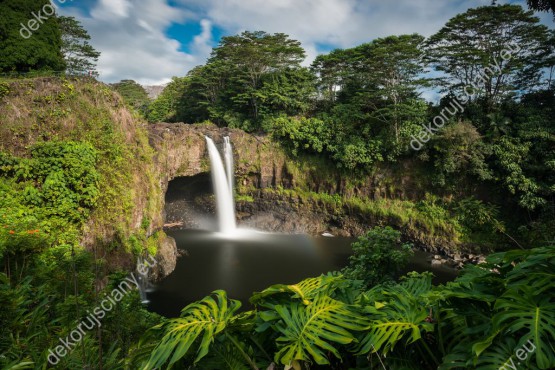 Wzornik obrazu z widokiem ma Tęczowe Wodospady Hilo wśród skał i bujnej roślinności na Hawajach. Obraz do pokoju dziennego, salonu, sypialni, gabinetu, biura, przedpokoju i jadalni.