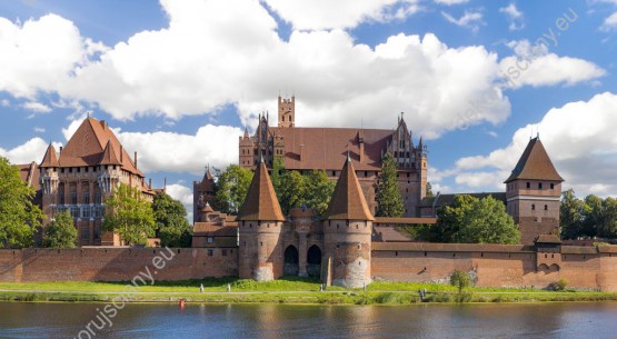 Wzornik obrazu z widokiem na piękny zamek w Malborku, położony nad rzeką Nogat. Obraz do sypialni, salonu, pokoju dziennego, biura, gabinetu, przedpokoju, jadalni.