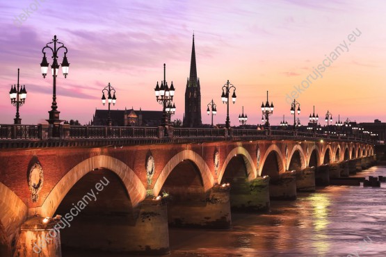 Wzornik obrazu z widokiem na most Pont de Pierre we Francji o zachodzie słońca. Obraz do pokoju dziennego, sypialni, salonu, biura, gabinetu, przedpokoju i jadalni