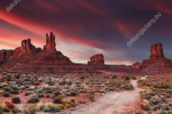 Wzornik obrazu z widokiem na góry o czerwonej barwie zwane Doliną Bogów w stanie Utah w Ameryce. Obraz do pokoju dziennego, salonu, sypialni, gabinetu, biura, przedpokoju i jadalni.
