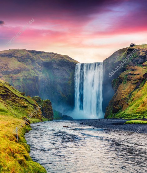 Wzornik obrazu z widokiem na górski wodospad wśród wiosennej zieleni w Islandii. Obraz do pokoju dziennego, sypialni, salonu, gabinetu, biura, przedpokoju i jadalni.