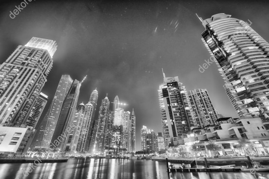 Wzornik, czarno-biały obraz z widokiem na wysokie wieżowce Dubai Marina nocą. Obraz do pokoju dziennego, sypialni, salonu, biura, gabinetu, przedpokoju i jadalni.
