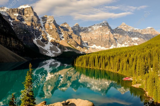 Wzornik obrazu z widokiem na jezioro Moraine i szczyty górskie w Park Narodowy Banff, w Kanadzie. Obraz przeznaczony do salonu, sypialni, pokoju młodzieżowego, gabinetu czy biura.