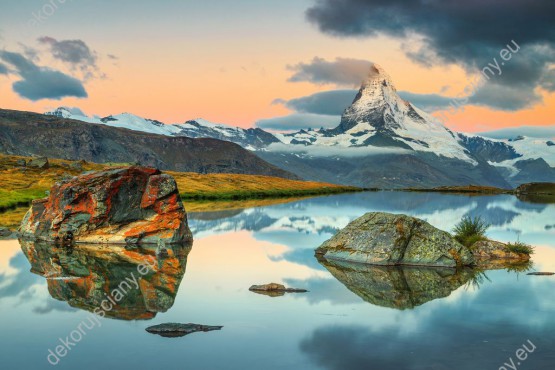 Wzornik obrazu z barwnym wschodem słońca nad szczytem górskim - Matterhorn, w Szwajcarii. Obraz przeznaczony do salonu, sypialni, pokoju młodzieżowego, gabinetu czy biura.