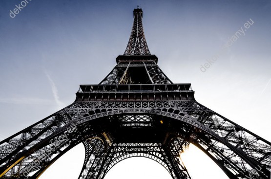 Wzornik obrazu z wieżą Eiffla w Paryżu widzianą od dołu. Obraz do pokoju dziennego, sypialni, salonu, biura, gabinetu, przedpokoju i jadalni.