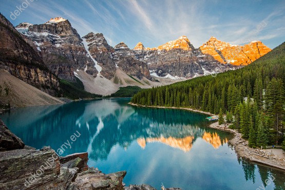 Wzornik obrazu z widokiem na malownicze jezioro Moraine położone wśród górskich szczytów w Parku Narodowym Banff, w Kanadzie. Obraz do pokoju dziennego, sypialni, salonu, biura, gabinetu, przedpokoju i jadalni.