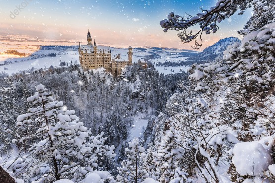 Wzornik obrazu z widokiem na zamek Neuschwanstein w zimowej scenerii, wśród ośnieżonych drzew i padającego śniegu. Obraz do pokoju dziennego, sypialni, salonu, biura, gabinetu, przedpokoju i jadalni.