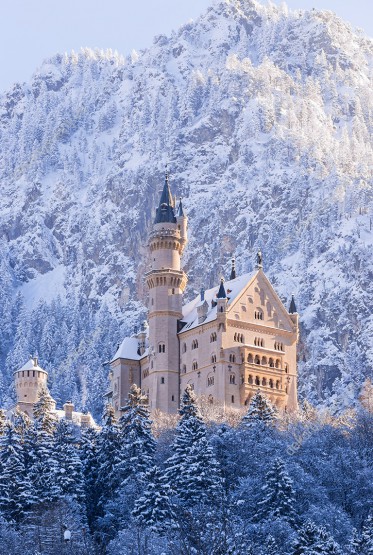 Wzornik obrazu w zimowej scenerii z widokiem na zamek Neuschwanstein na tle ośnieżonych gór w Niemczech. Obraz do pokoju dziennego, sypialni, salonu, biura, gabinetu, przedpokoju i jadalni.