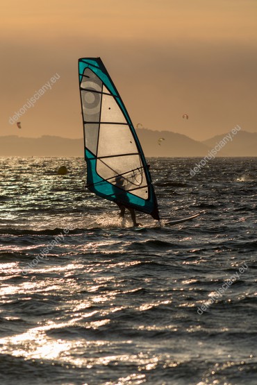 Wzornik obrazu windsurfingowca o zachodzie słońca. Obraz na ścianę do pokoju dziennego, salonu, sypialni, biura, gabinetu, przedpokoju.