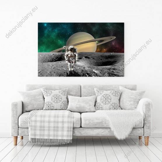 obraz-na-plotnie-astronauta-na-ksiezycu-i-saturn Wizualizacja obrazu z astronautą na Księżycu z planetą Saturnem w tle. Obraz do pokoju dziennego, młodzieżowego, biura, salonu, sypialni, gabinetu, przedpokoju.