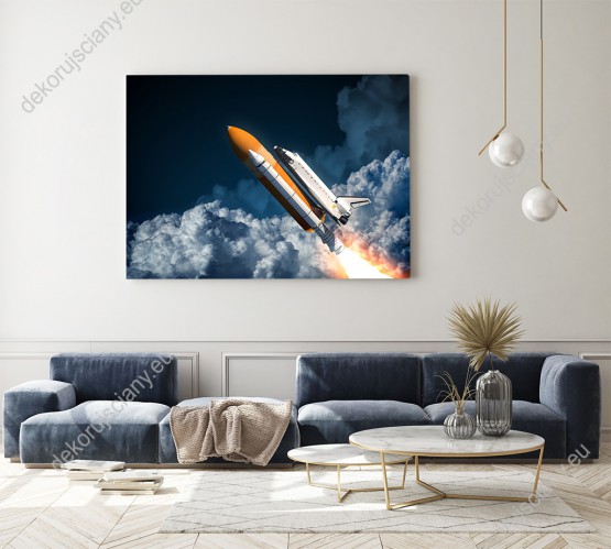 Wizualizacja obrazu z widokiem na lecący statek kosmiczny wśród gęstych chmur. Obraz do pokoju młodzieżowego, sypialni, salonu, gabinetu, biura.