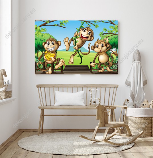 Wizualizacja obrazu do pokoju dziecięcego z trzema psotnymi małpkami na drewnianym moście w egzotycznej dżungli.