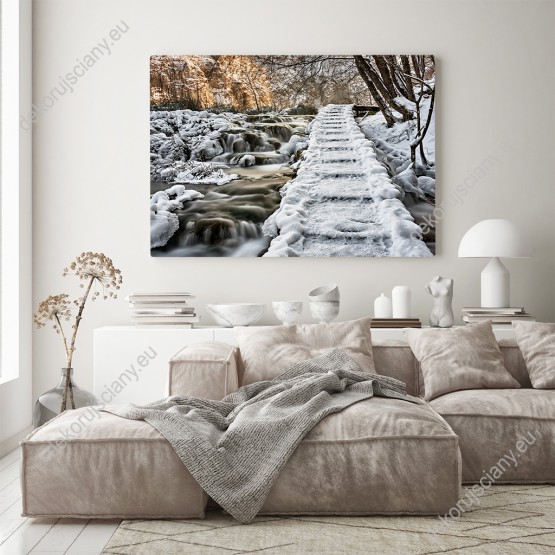 Wizualizacja obrazu w zimowym klimacie, drewniany most pokryty śniegiem nad zamarzniętą rzeką. Obraz przeznaczony do pokoju młodzieżowego, sypialni, salonu, biura, gabinetu, jadalni.