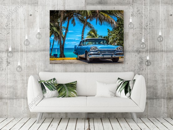 Wizualizacja obrazu z widokiem na amerykański, niebieski samochód retro zaparkowany przy plaży na Kubie. Obraz do pokoju młodzieżowego, salonu, sypialni, pokoju dziennego,, biura, gabinetu przedpokoju.